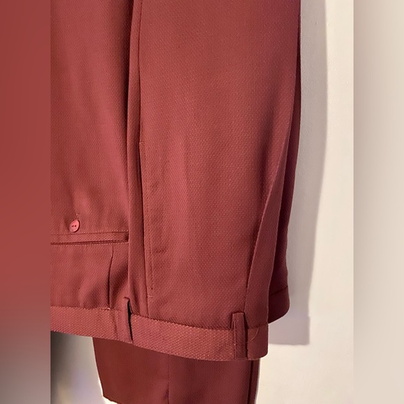 Brand new men’s two-piece casual suit, size medium shirt. Pants size 34 waist. - Picture 4 of 5